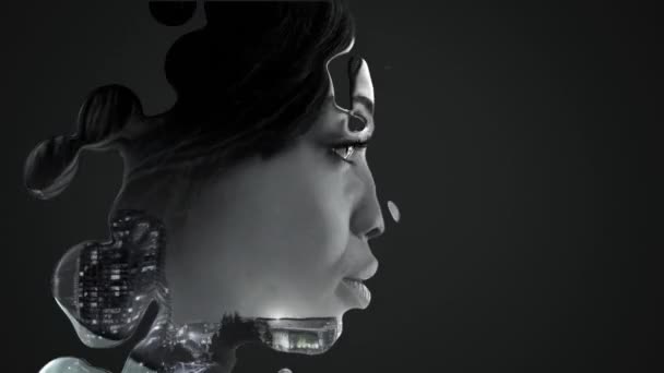黑人背景下流动的具有城市景观的液体扭曲了一位年轻非洲裔美国妇女脸部侧面的动画 — 图库视频影像