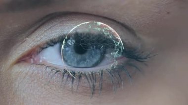 Veri ve bağlantı ağıyla dönen bir dünyanın animasyonu. Arka planda beyaz bir kadının açık ve kapalı mavi gözüyle.