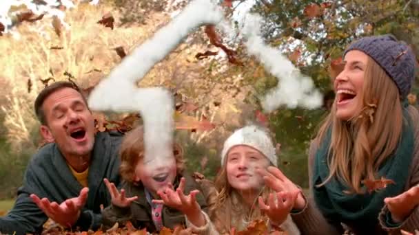 秋には倒木の葉に息子娘を宿した幸せな白人の両親のアニメーションが空中に投げ 前景には家のアイコンが表示されます — ストック動画