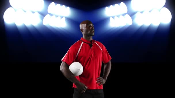 Анимация Афроамериканского Игрока Регби Держащего Мяч Смотрящего Фоне Синих Прожекторов — стоковое видео