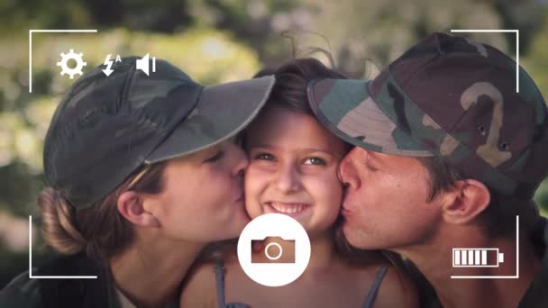 Animace Fotografie Pořízené Časovačem Mladých Bělošských Rodičů Líbajících Své Dítě — Stock video