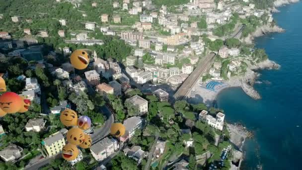 Arka Planda Şehir Manzarası Üzerinde Uçan Emoji Simgelerinin Animasyonu — Stok video