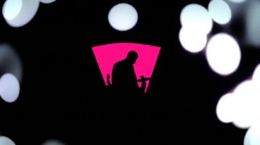 Siluetli bir kalabalığın önünden geçen beyaz ışığın düşen noktalarının ve siyah bir arka plan üzerinde hareket eden renkli dairelere karşı dans eden şapkalı genç bir adamın animasyonu