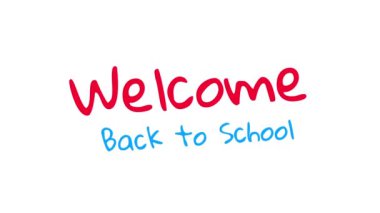 Beyaz arka plan üzerinde kırmızı ve mavi ile yazılmış okula hoş geldiniz kelimelerinin animasyonu