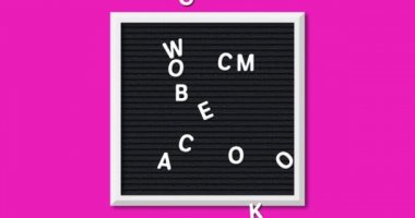 Pembe arka plan 4k üzerinde beyaz çerçeve ile kare siyah harf tahtası üzerinde beyaz harflerle oluşturulan okula hoş geldiniz kelimelerin animasyonu