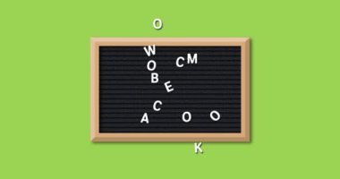 Parlak yeşil arka plan 4k üzerinde ahşap çerçeve ile dikdörtgen siyah harf tahtası üzerinde beyaz harflerle oluşturulan okula hoş geldiniz kelimelerin animasyonu