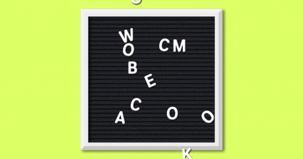 Animáció a szavak Welcome vissza az iskolába alakult fehér betűkkel egy négyzet alakú fekete levél fórumon, fehér kerettel, fényes zöld háttér 4k