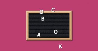 Pembe arka plan 4k üzerinde ahşap çerçeve ile dikdörtgen siyah harf tahtası üzerinde beyaz harflerle oluşturulan kelimeler Back To School animasyon