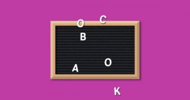 Pembe arka plan 4k üzerinde ahşap çerçeve ile dikdörtgen siyah harf tahtası üzerinde beyaz harflerle oluşturulan kelimeler Back To School animasyon