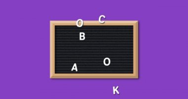 Mor arka plan 4k üzerinde ahşap çerçeve ile dikdörtgen siyah harf tahtası üzerinde beyaz harflerle oluşturulan kelimelerin Back To School animasyonu