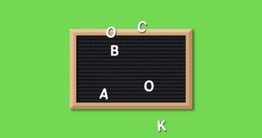 Parlak yeşil arka plan 4k üzerinde ahşap çerçeve ile dikdörtgen siyah harf tahtası üzerinde beyaz harflerle oluşturulan kelimelerin Back To School animasyonu