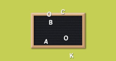 Sarı arka plan 4k üzerinde ahşap çerçeve ile dikdörtgen siyah harf tahtası üzerinde beyaz harflerle oluşturulan kelimelerin Back To School animasyonu