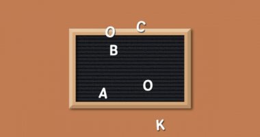 Kahverengi arka plan 4k üzerinde ahşap çerçeve ile dikdörtgen siyah harf tahtası üzerinde beyaz harflerle oluşturulan kelimeler Back To School animasyon