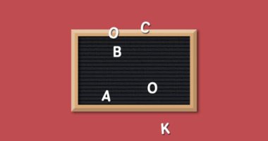Kırmızı arka plan 4k üzerinde ahşap çerçeve ile dikdörtgen siyah harf tahtası üzerinde beyaz harflerle oluşturulan kelimeler Back To School animasyon