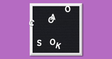 Mor arka plan 4k üzerinde beyaz çerçeve ile kare siyah bir harf tahtası üzerinde beyaz harflerle oluşturulan kelimeler Back To School animasyon