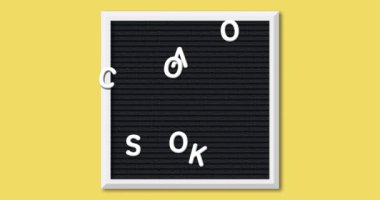 Sarı arka plan 4k üzerinde beyaz çerçeve ile kare siyah bir harf tahtası üzerinde beyaz harflerle oluşturulan kelimeler Back To School animasyon