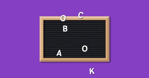 在长方形黑色字母板上用白色字母构成的单词 回到学校 的动画 在紫色背景 上用木框组成 — 图库视频影像