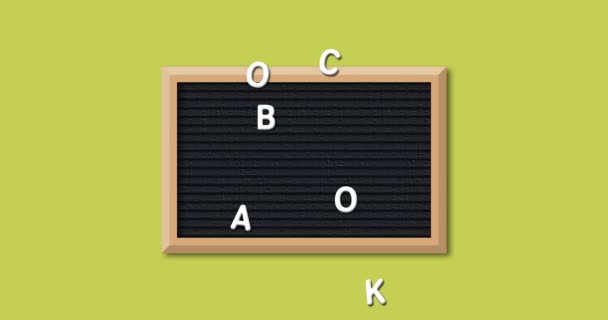在长方形黑色字母板上用白色字母构成的单词 回到学校 的动画 在黄色背景 上带有木框 — 图库视频影像