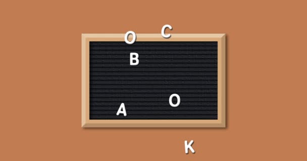 在棕色背景 上用白色字母在长方形黑色字母板上用木框构成的单词 回到学校 的动画 — 图库视频影像