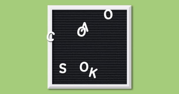 在方形黑色字母板上以白色字母形式形成的单词 回到学校 的动画 绿色背景 上有白色框架 — 图库视频影像