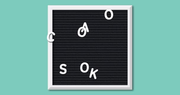 回到学校 的动画在方形黑色字母板上以白色字母形式形成 绿松石背景 上有白色框架 — 图库视频影像