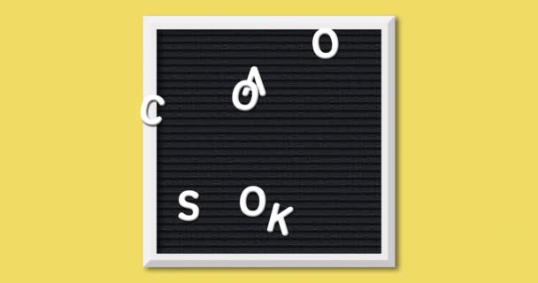 在方形黑色字母板上以白色字母形式形成的单词 回到学校 的动画 在黄色背景 上用白色框架组成 — 图库视频影像