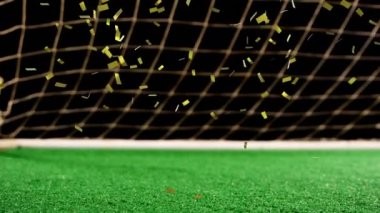Altın konfeti düşen bir gol önünde bir futbol sahası üzerinde sıçrayan bir futbol yakın çekim animasyon