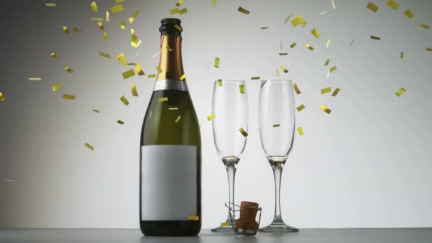 Animace Zblízka Láhev Šampaňského Dvě Skleničky Zlatým Konfety Spadajícími Bílé — Stock video