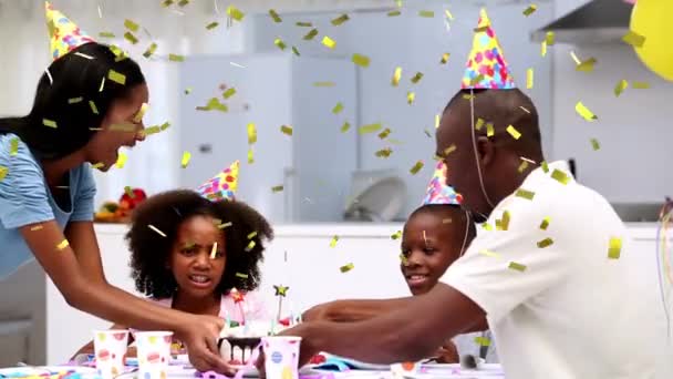 Animazione Una Giovane Madre Afroamericana Che Porta Tavola Torta Compleanno — Video Stock