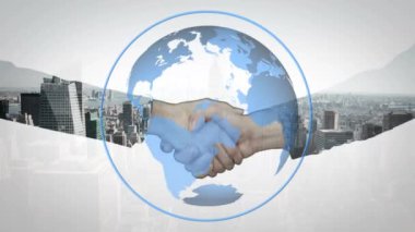 Akıllı giyimli çok ırklı iş adamlarının arka planda şehir manzarası ve mavi küre dönüşü ve ön planda kayan beyaz dijital verilerle el sıkışırken yakın çekiminin animasyonu