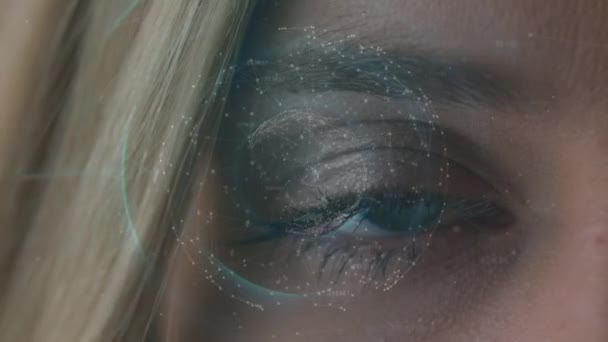 Animation d'un réseau mondial rotatif et de données sur un gros plan de l'œil bleu d'une jeune femme caucasienne en arrière-plan 