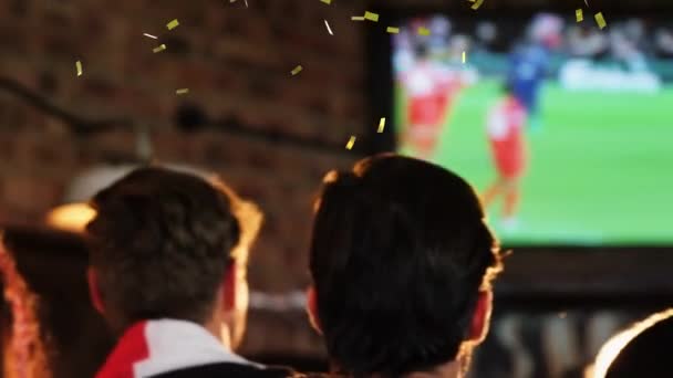 Animación Grupo Jóvenes Amigos Amigas Celebrando Viendo Partido Fútbol Televisión — Vídeos de Stock