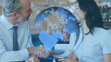 Akıllıca giyimli Kafkas iş adamlarının arka planda dizüstü bilgisayar kullanan beyaz bir adamla el sıkışması ve ön planda beyaz dijital veri kaydırması animasyonu.