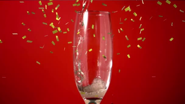 香槟的特写动画被倒入玻璃杯中 金纸屑落在红色背景上 — 图库视频影像