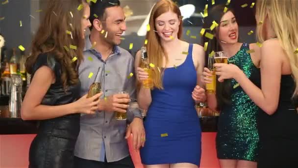 Animazione Gruppo Giovani Amici Multietnici Maschili Femminili Che Festeggiano Bevono — Video Stock