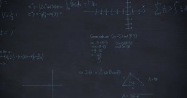 Koyu mavi tebeşir tahtası arka planda görünen mavi el yazısı matematiksel hesaplamaların animasyonu