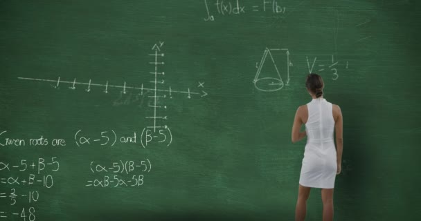 Анимация Молодой Белой Женщины Стоящей Сзади Смотрящей Доску Движущимися Математическими — стоковое видео