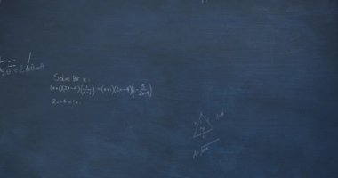 Lacivert tebeşir tahtası arka planının üzerinde yüzen açık mavi tebeşirle el yazısıyla yazılmış matematiksel hesaplamalar ve denklemlerin animasyonu