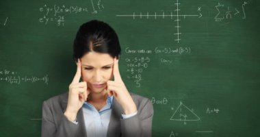 Tebeşirle yazılmış matematiksel hesaplamaları hareket ettiren yeşil bir karatahtanın önünde konsantre olmuş genç bir beyaz kadının animasyonu