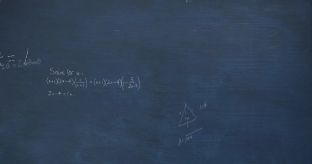 濃い青色の黒板の背景の上に浮かぶ水色のチョークで手書きの数学的計算と方程式のアニメーション — ストック動画
