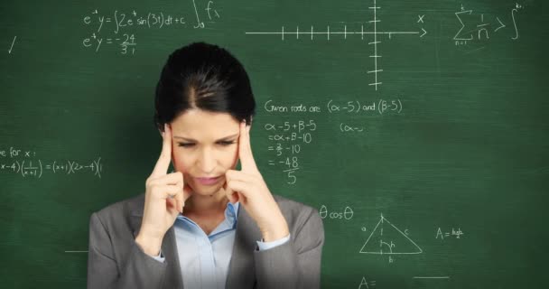 チョーク4Kで書かれた数学計算を動かしながら 緑の黒板の前に集中している白人女性のアニメーション — ストック動画
