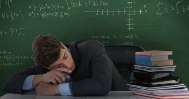 Kafkasyalı genç bir adamın belinin yukarda, tebeşirle 4k yazılı matematiksel hesaplamaların önünde uyuduğu görüldü.