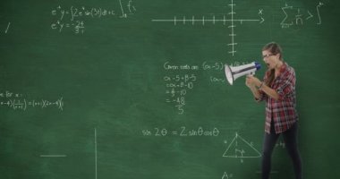 Tebeşirle yazılmış matematiksel grafikler ve formüllerle kara tahtanın önünde dikilmiş megafonla bağıran beyaz bir kadının animasyonu