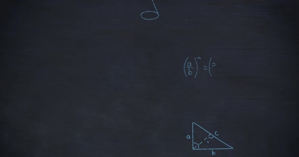 濃い青色の黒板の背景に移動する青いチョークで手書きの数学と計算を示すズームアウトのアニメーション — ストック動画