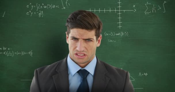 数学のグラフを動かす前の混乱した白人男性のアニメーションと黒板にチョークで書かれた式4K — ストック動画