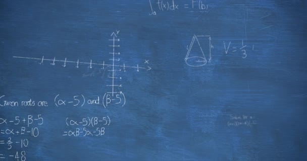 Animation du zoom avant vers les équations mathématiques et calculs manuscrits à la craie blanche se déplaçant sur un fond de tableau bleu 