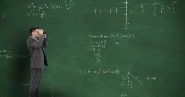 動く数学の前で双眼鏡を通して見る若い白人男性のアニメーションとチョークボード上のチョークで書かれた公式4K — ストック動画