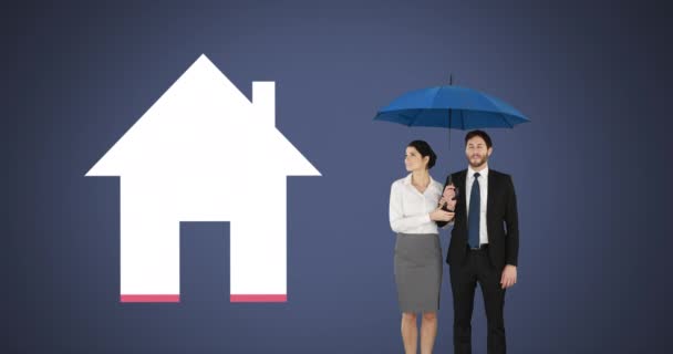 一个充满粉色的房子形状的动画 而一对笑容满面的白人夫妇站在暗蓝色背景的伞下4K — 图库视频影像