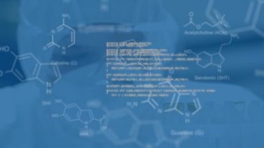 Koruyucu giysiler içindeki bir bilim adamının beyaz verileri ve kimyasal bileşiklerin yapısal formülünün bulunduğu bir laboratuarda deney tüpünü tutmasının animasyonu.