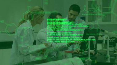 Beyaz erkek ve kadın bilim adamlarının ön plandaki kimyasal bileşiklerin parlayan yeşil verileri ve yapısal formülleriyle birlikte bir laboratuvarda birlikte çalışmalarının animasyonu.